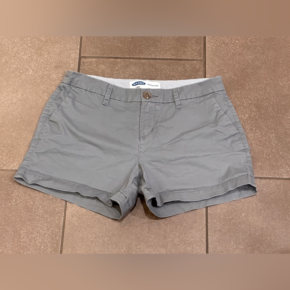 2/$10 or 3/$12 ❤️ Old Navy Size 2 Light Gray Women's Everyday Shorts